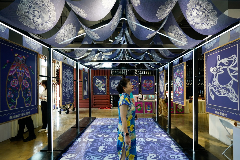 5月28日，参观者在国际非遗品牌IP授权交易活动上了解非遗代表性项目。