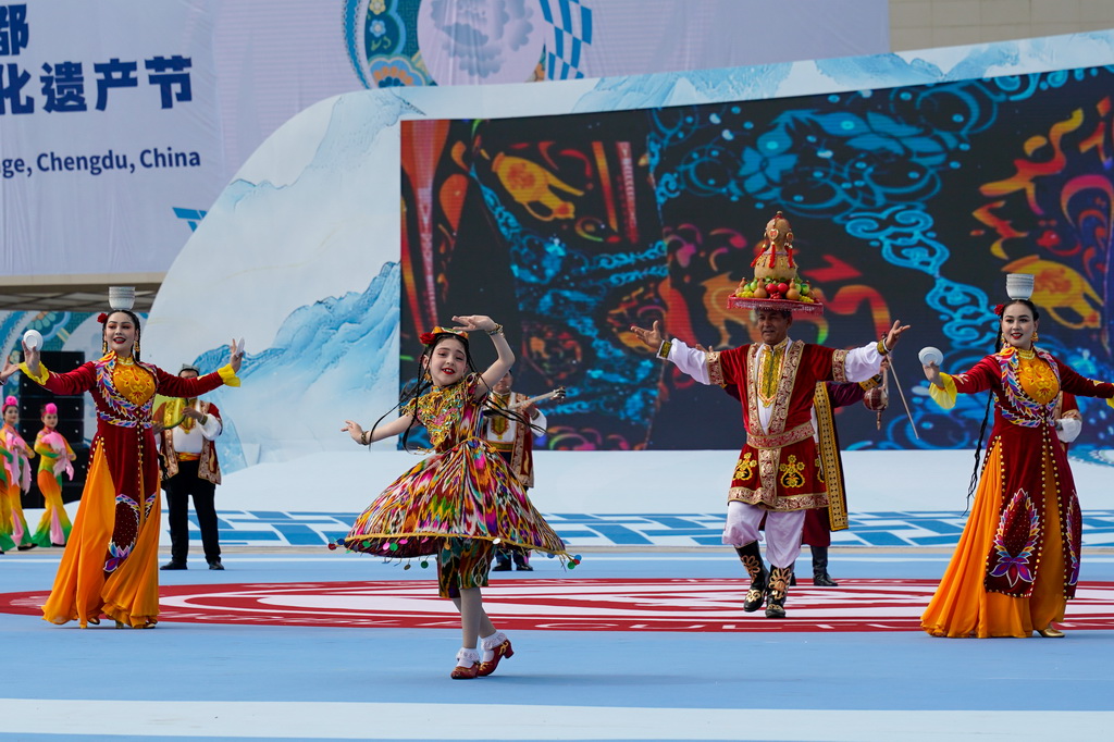 5月28日，新疆维吾尔自治区喀什地区莎车县木卡姆艺术团在开幕式上演出。