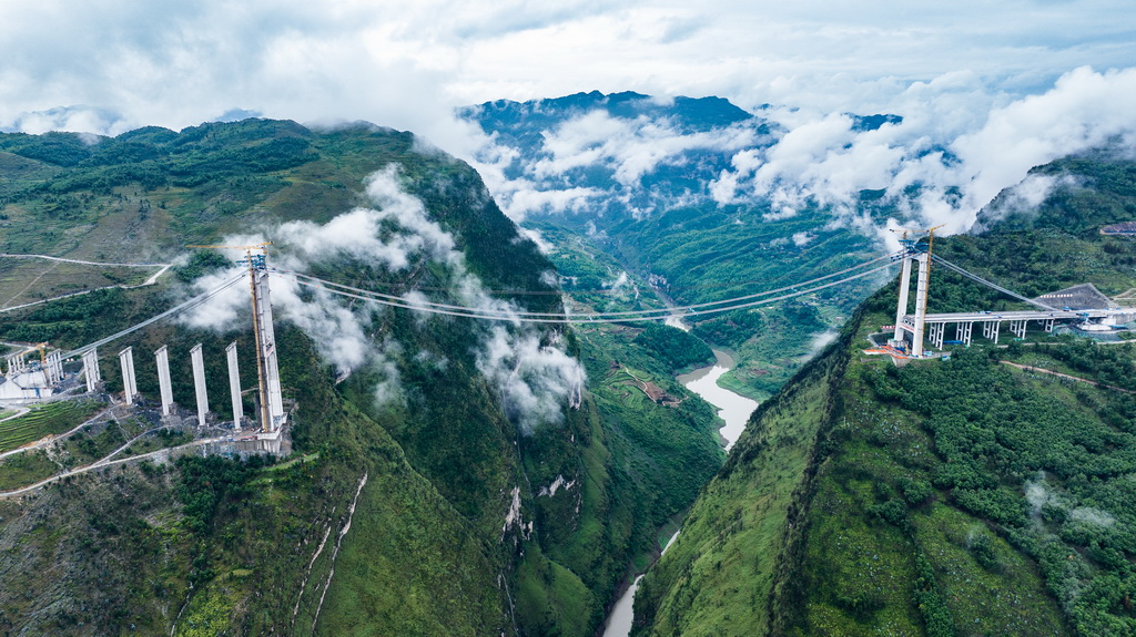 这是建设中的安盘高速天门特大桥（5月28日摄，无人机照片）。