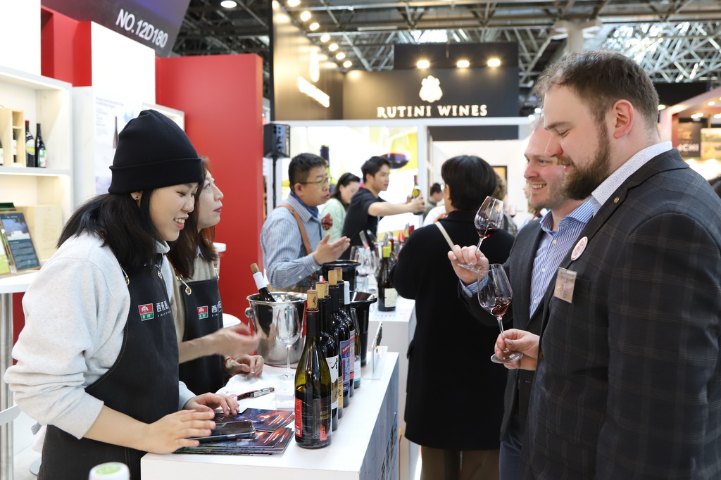 在德国杜塞尔多夫举行的2025年杜塞尔多夫葡萄酒与烈酒展上，参观者品尝中国宁夏产区的葡萄酒（2025年3月16日摄）。新华社记者 刘向 摄