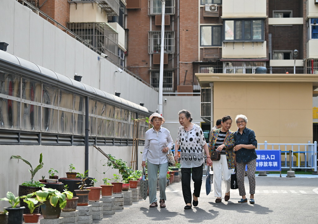 居民在改造翻新后的慶有西裡社區內出行（5月29日攝）。