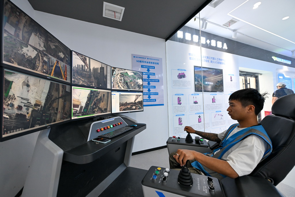 塔吊操作员通过远程操控进行天津南门外大街商圈北部片区城市更新项目施工（5月29日摄）。