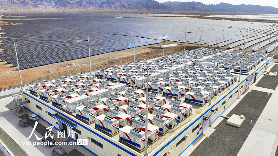 2025年6月3日拍摄的甘肃省张掖市山丹县东乐北滩百万千瓦级光伏发电基地。
