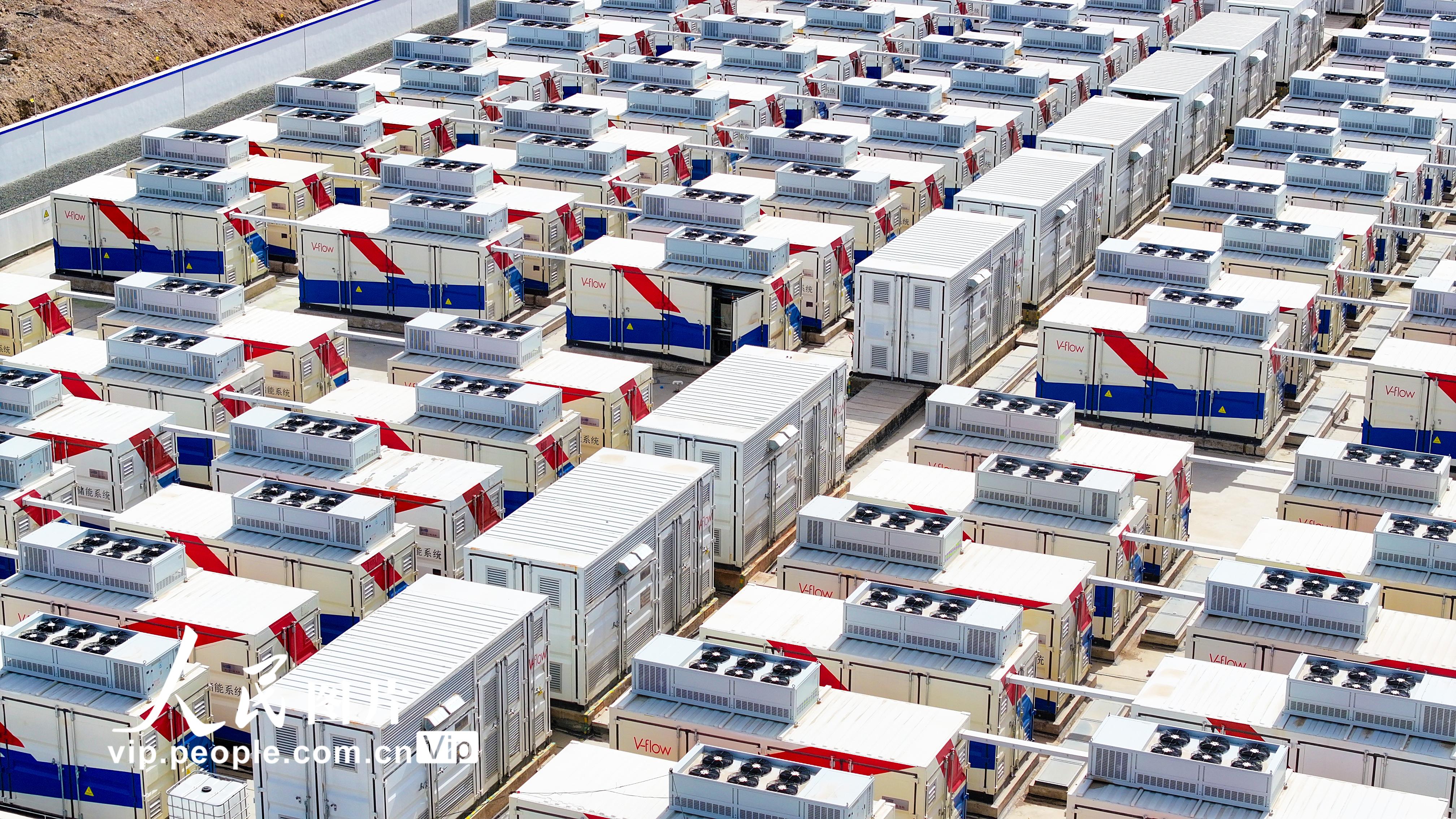 2025年6月3日拍摄的甘肃省张掖市山丹县东乐北滩百万千瓦级光伏发电基地。