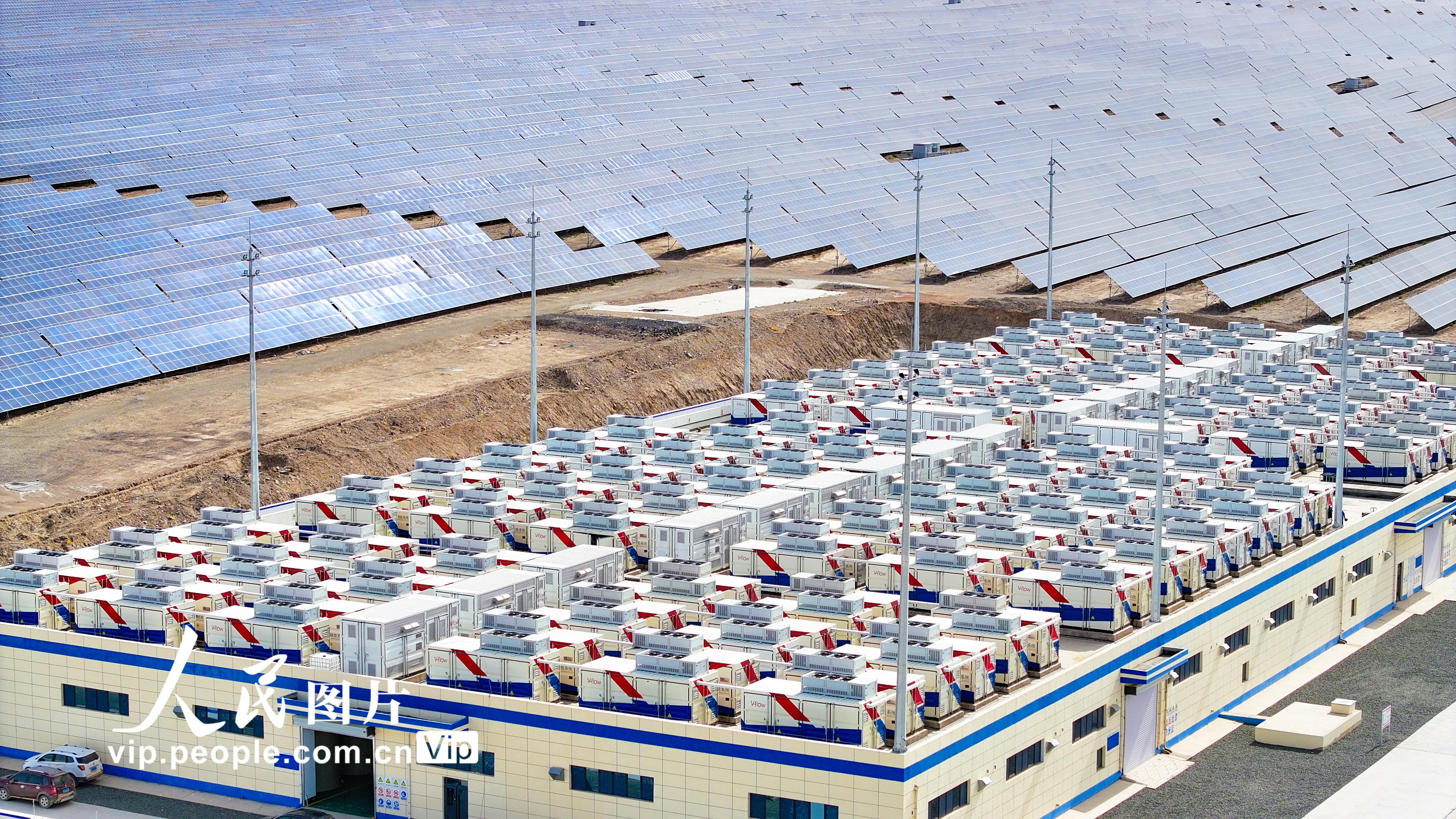 2025年6月3日拍摄的甘肃省张掖市山丹县东乐北滩百万千瓦级光伏发电基地。