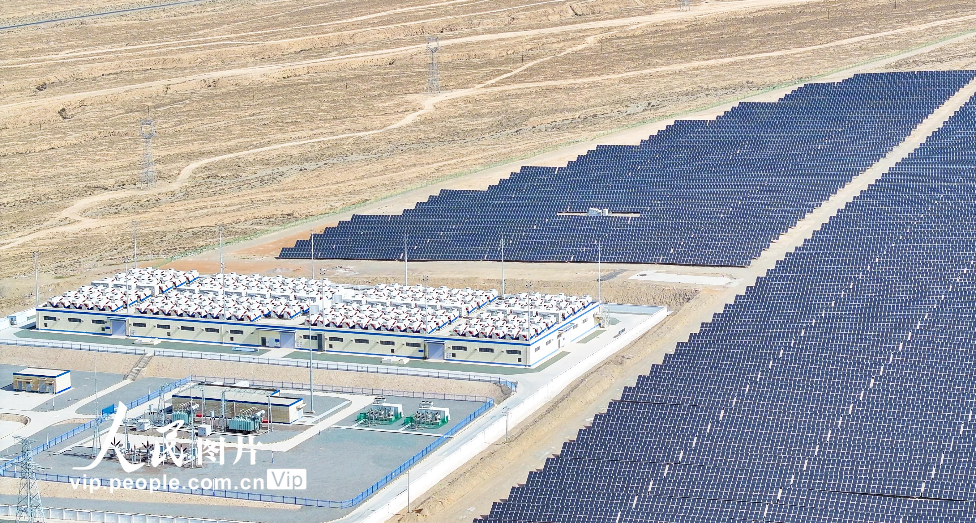 2025年6月3日拍摄的甘肃省张掖市山丹县东乐北滩百万千瓦级光伏发电基地。