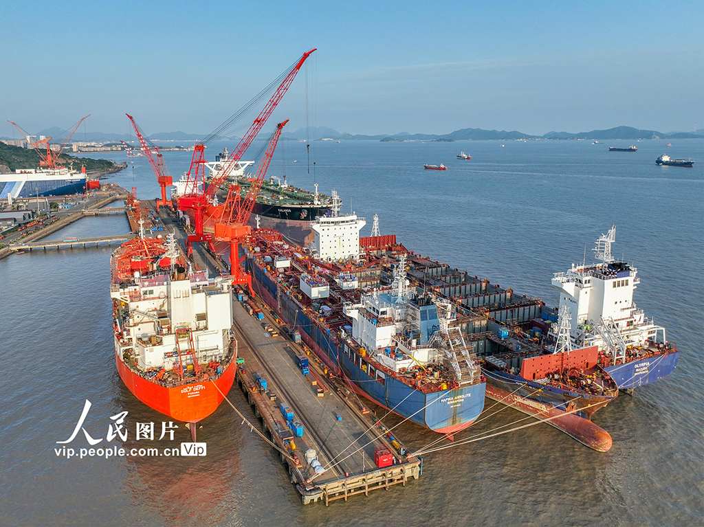 浙江舟山：船舶维修忙