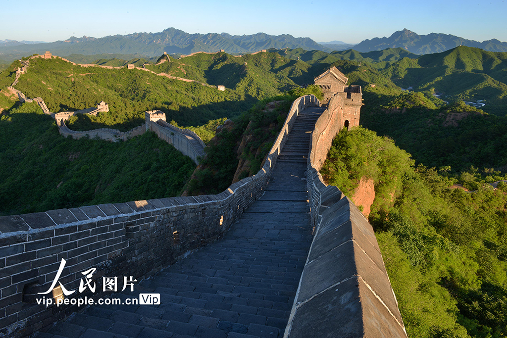 河北滦平：绿染长城景色如画