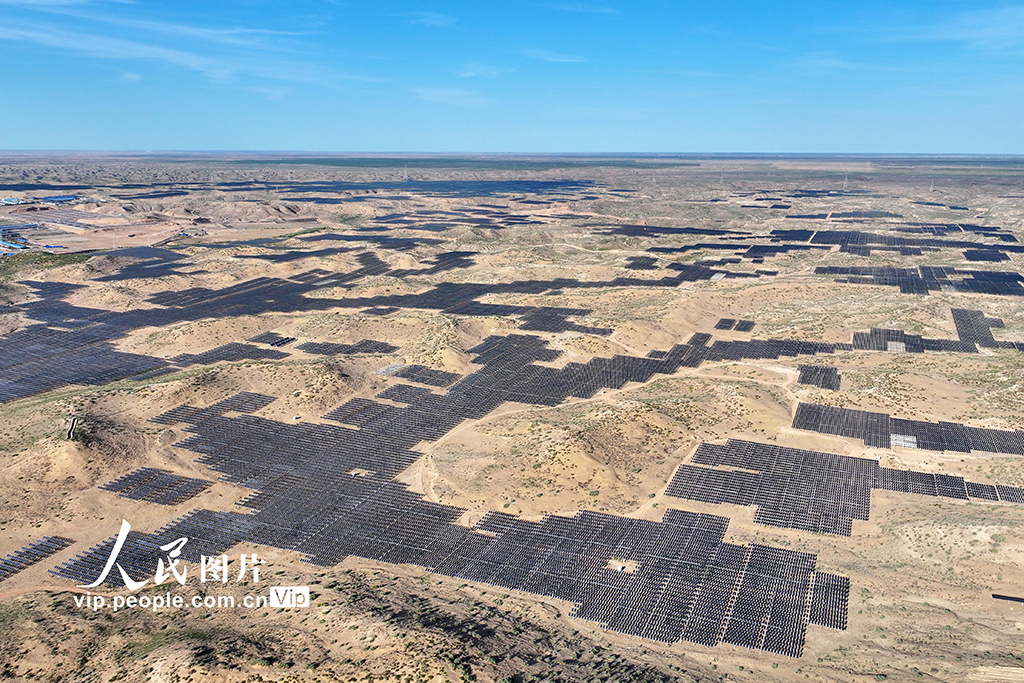 宁夏银川：“沙戈荒”光伏赋能绿色发展