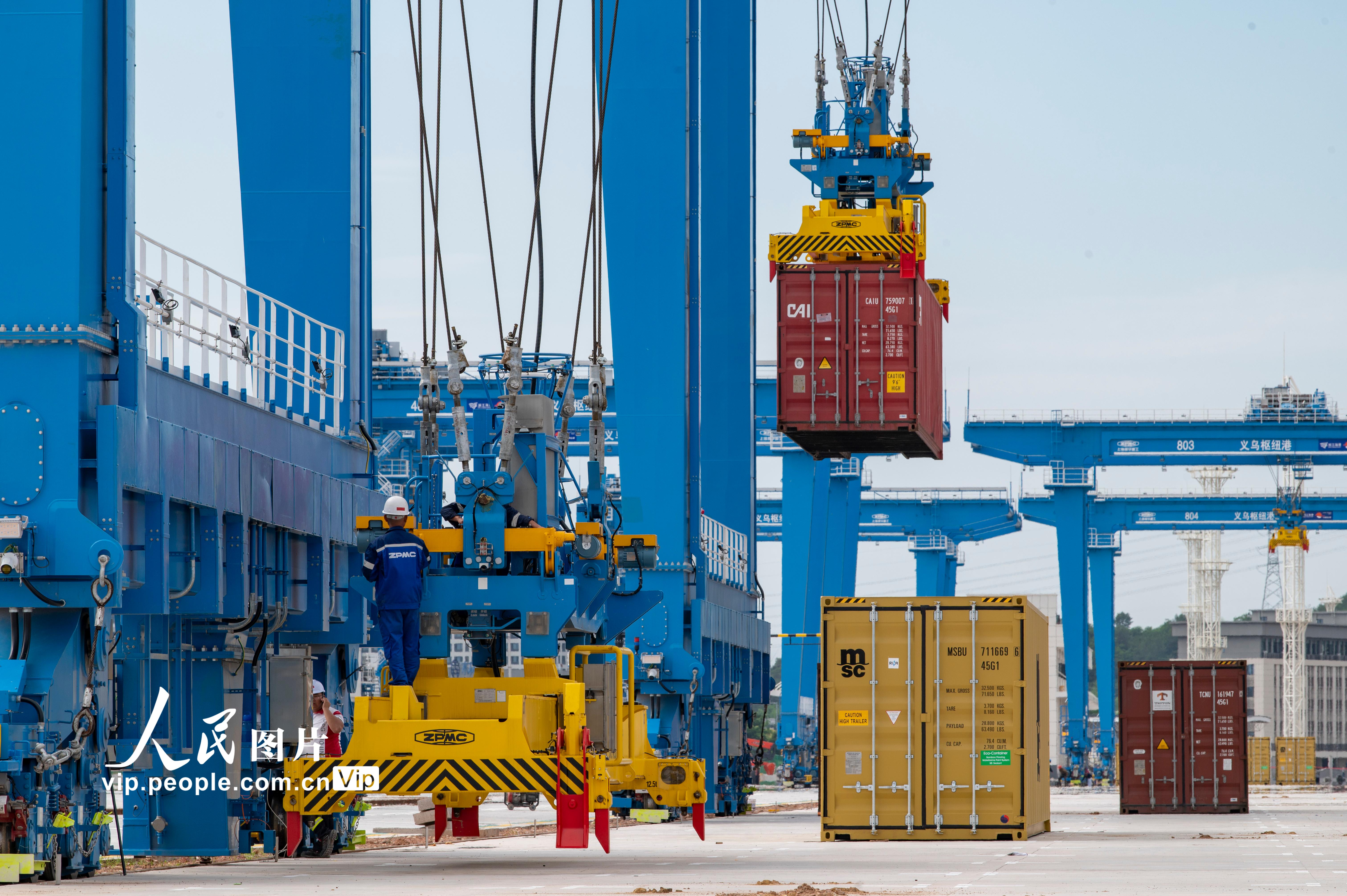 2025年6月5日，浙江省金华市义乌（苏溪）国际枢纽港建设现场，大型设备正在安装调试中。