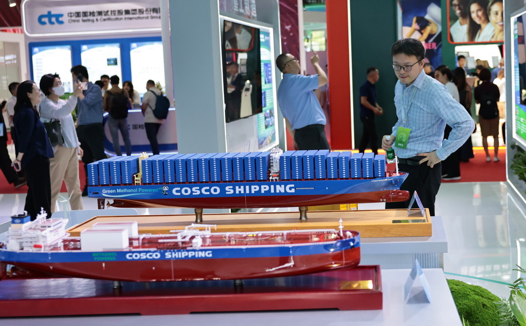 6月5日，参观者在一个甲醇双燃料动力集装箱船模型前驻足观看。