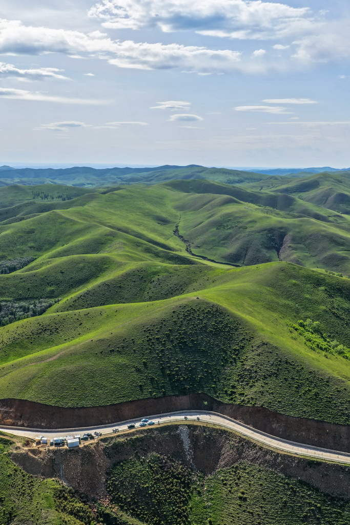  6月5日，游客在内蒙古大青山国家级自然保护区游玩（无人机照片）。