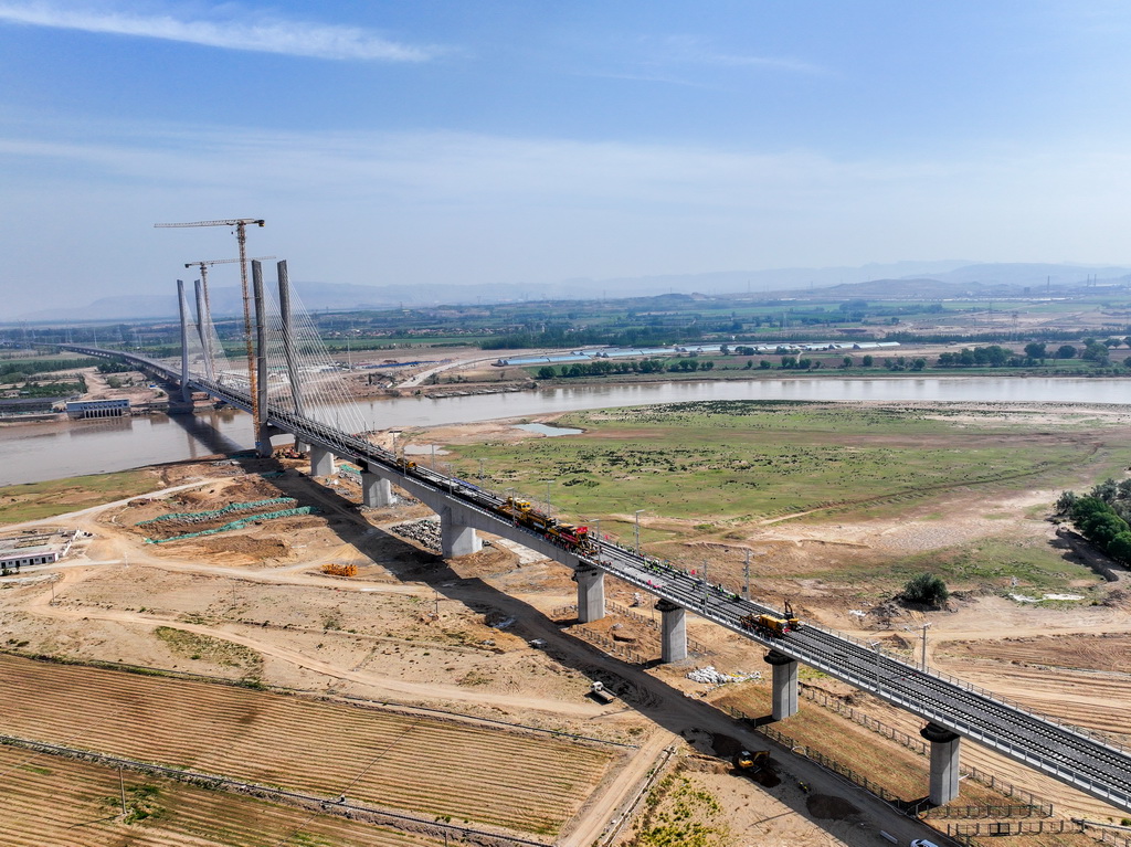 这是6月6日拍摄的包银高铁乌海黄河特大桥铺轨施工现场（无人机照片）。新华社记者 连振 摄