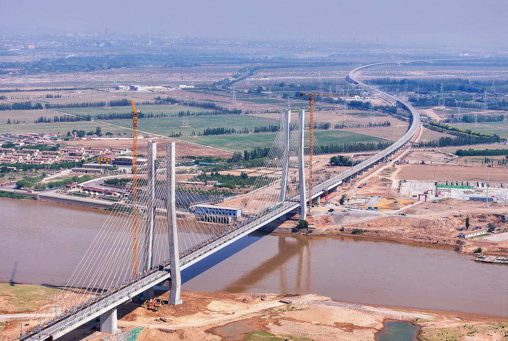 这是6月6日拍摄的已完成铺轨的包银高铁乌海黄河特大桥（无人机照片）。新华社记者 连振 摄