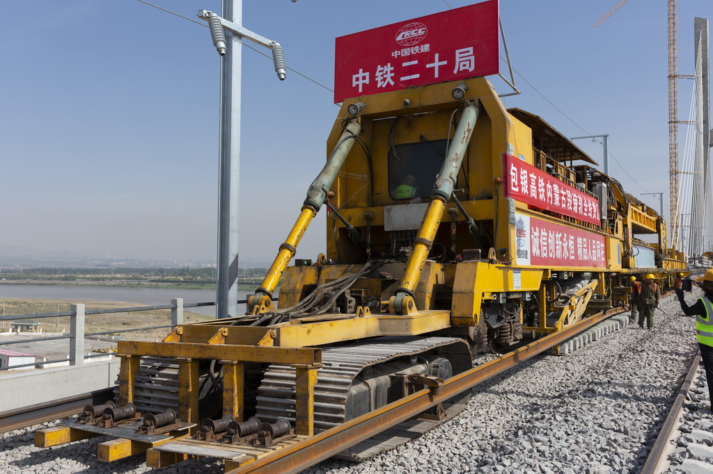 这是6月6日拍摄的包银高铁乌海黄河特大桥铺轨施工现场。新华社记者 高巍 摄