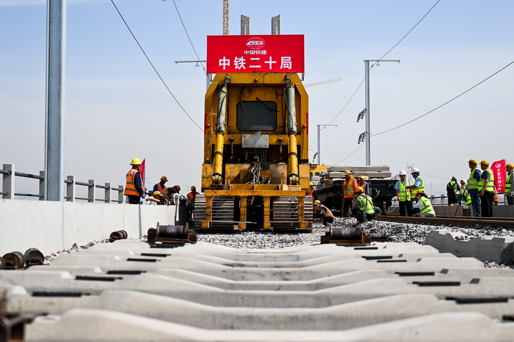 6月6日，在包银高铁乌海黄河特大桥，工人进行铺轨作业。新华社记者 李志鹏 摄