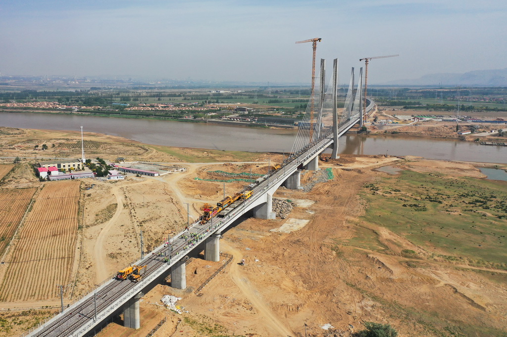 这是6月6日拍摄的包银高铁乌海黄河特大桥铺轨施工现场（无人机照片）。新华社记者 李志鹏 摄