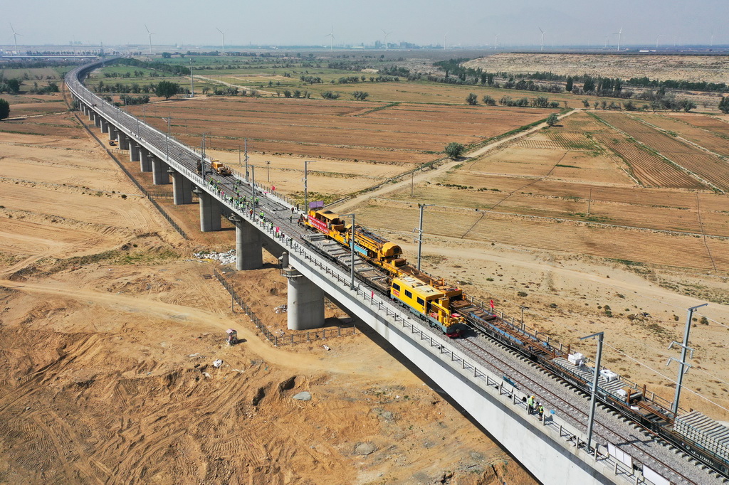 这是6月6日拍摄的包银高铁乌海黄河特大桥铺轨施工现场（无人机照片）。新华社记者 李志鹏 摄