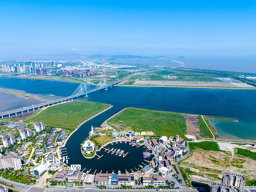 6月6日，宁波舟山港六横公路大桥一期工程通车，远处海上为正在建设中的二期工程。