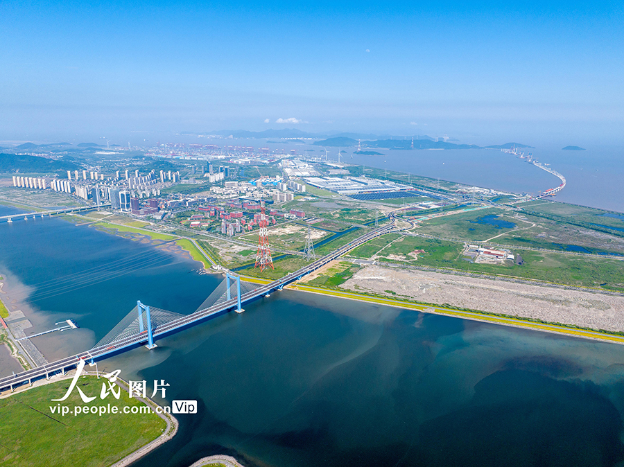 6月6日，宁波舟山港六横公路大桥一期工程通车，远处海上为正在建设中的二期工程。