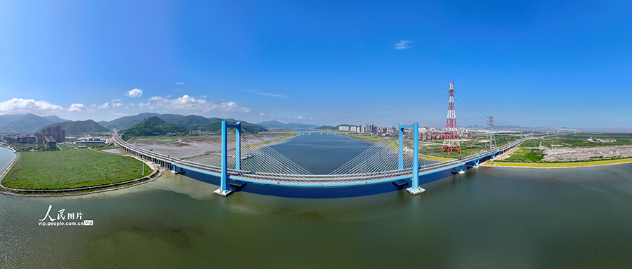 6月6日，宁波舟山港六横公路大桥一期工程通车，远处海上为正在建设中的二期工程。