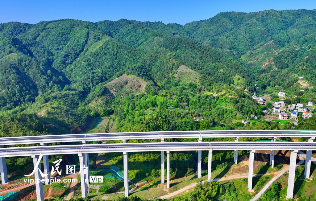 江西上犹：遂大高速爱联村特大桥竣工【3】