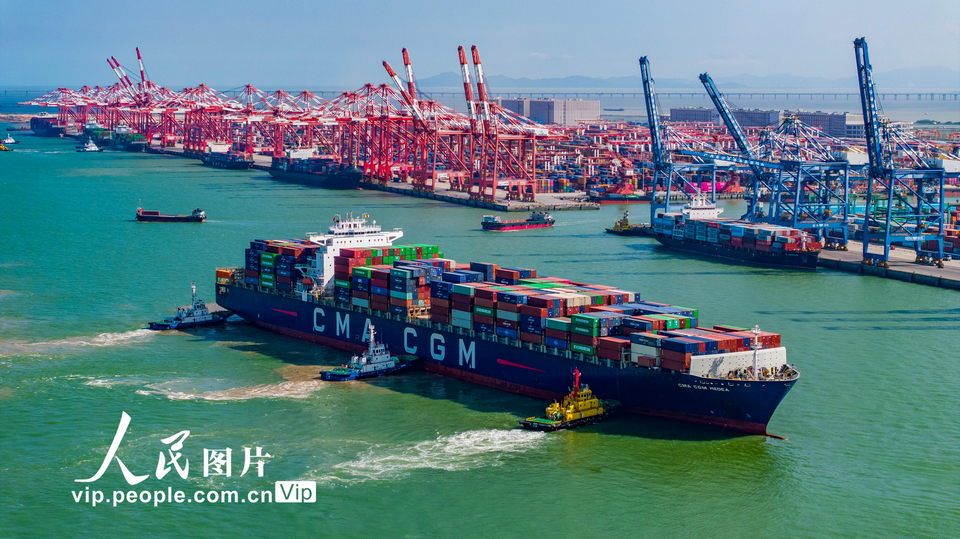 2025年6月7日，南沙港区码头，一艘大型货轮在多艘拖轮的协助下缓缓靠近泊位。