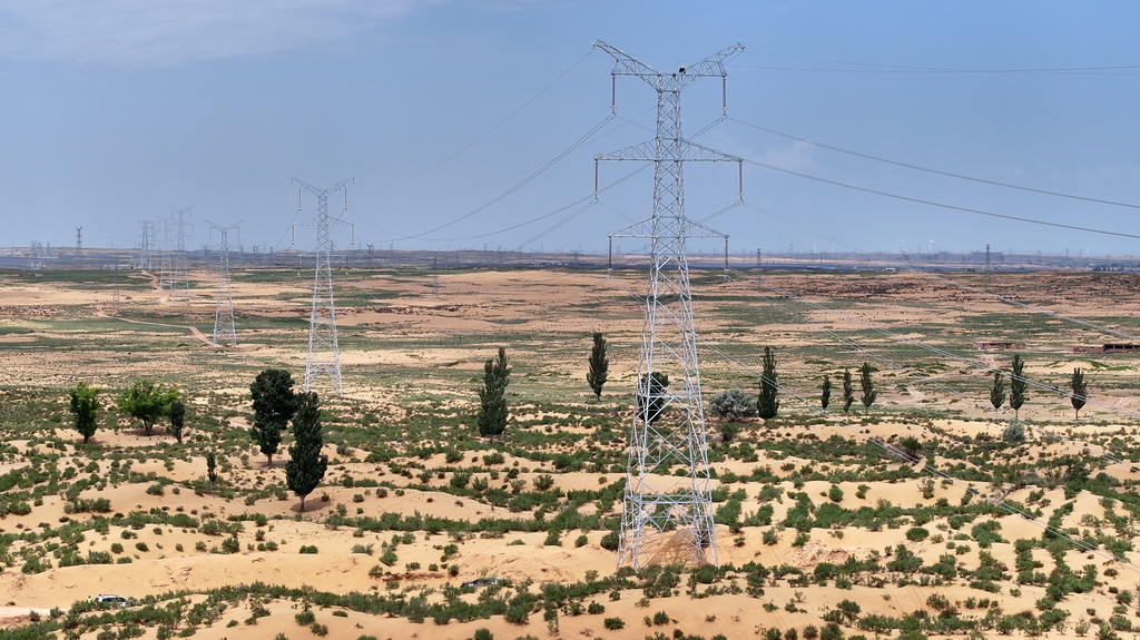 6月8日拍摄的宁国运灵武100万千瓦光伏复合项目330千伏输变电工程线路（无人机照片）。