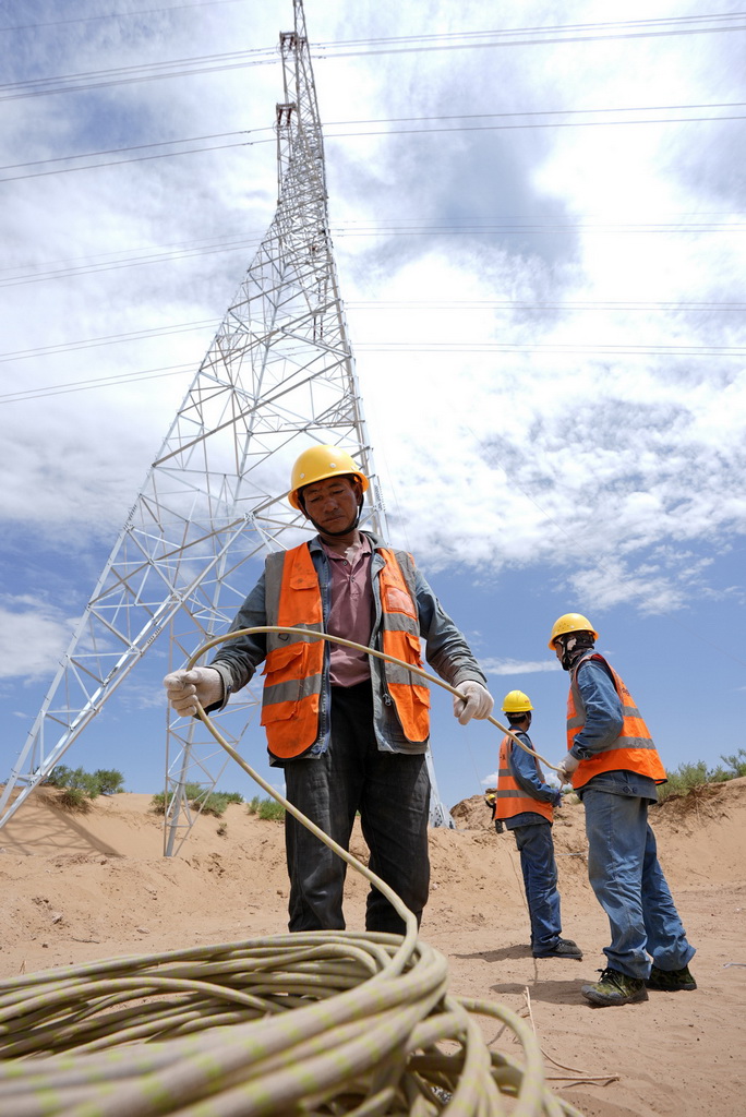 6月8日，中铁十一局施工人员在进行线路贯通前的作业。