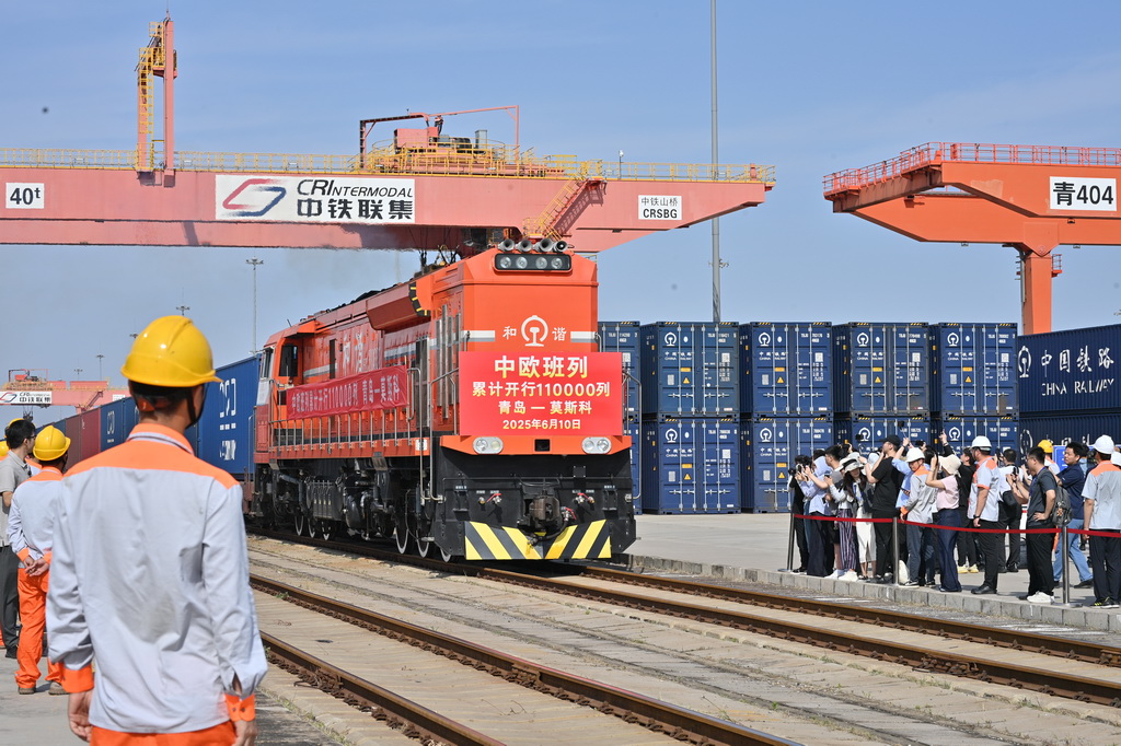6月10日,由青岛开往莫斯科的75052次中欧班列从青岛胶州站开出。新华社记者 尹栋逊 摄