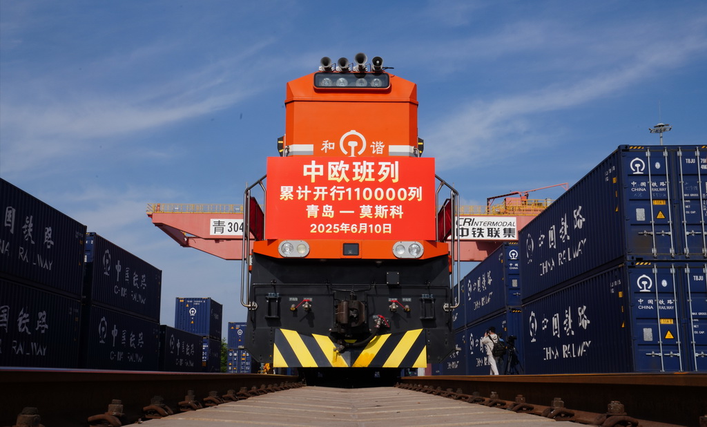 6月10日，由青岛开往莫斯科的75052次中欧班列在青岛胶州站等候发车。新华社记者 尹栋逊 摄