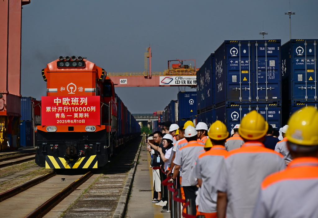 6月10日，在青岛胶州站，75052次中欧班列即将发车。新华社记者 李紫恒 摄