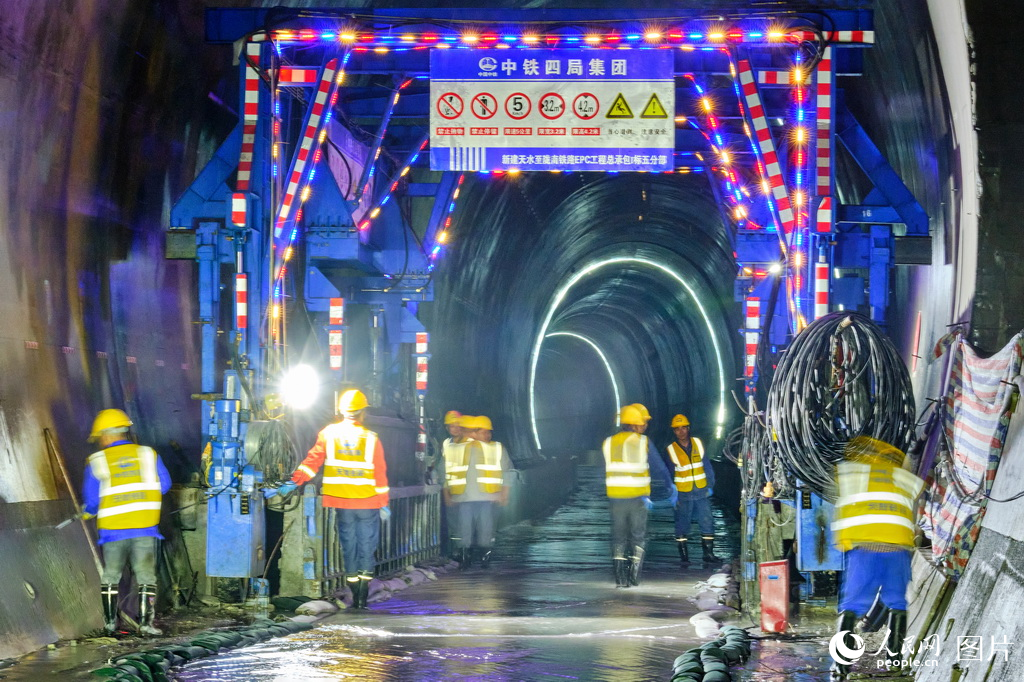 天隴鐵路全線首條特長隧道貫通【2】