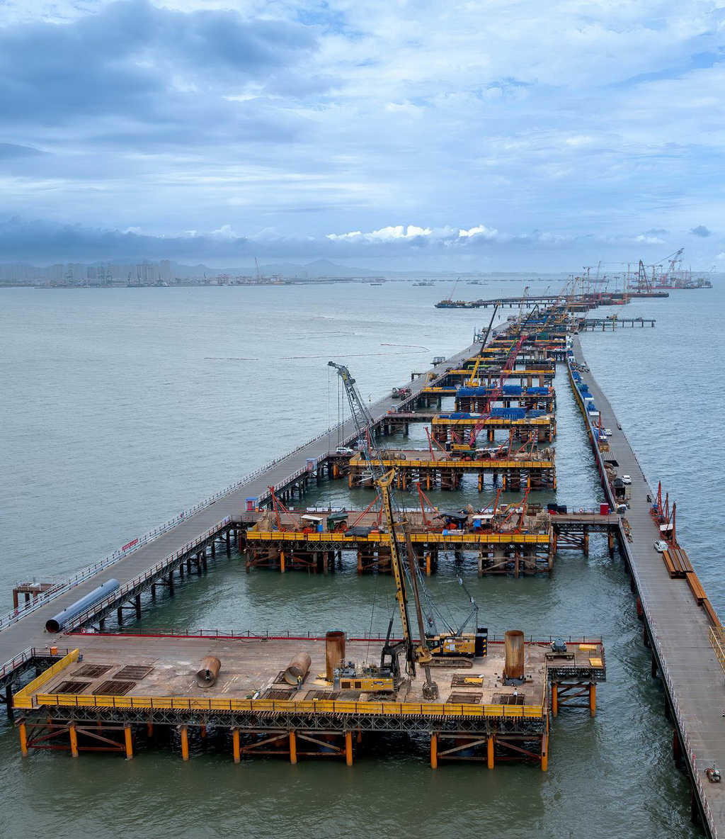 這是廈金大橋（廈門段）海上橋梁大規模裝配化施工現場（無人機照片，6月13日攝）。