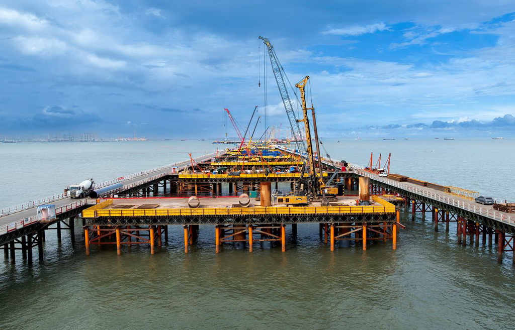 這是廈金大橋（廈門段）海上橋梁大規模裝配化施工現場（無人機照片，6月13日攝）。