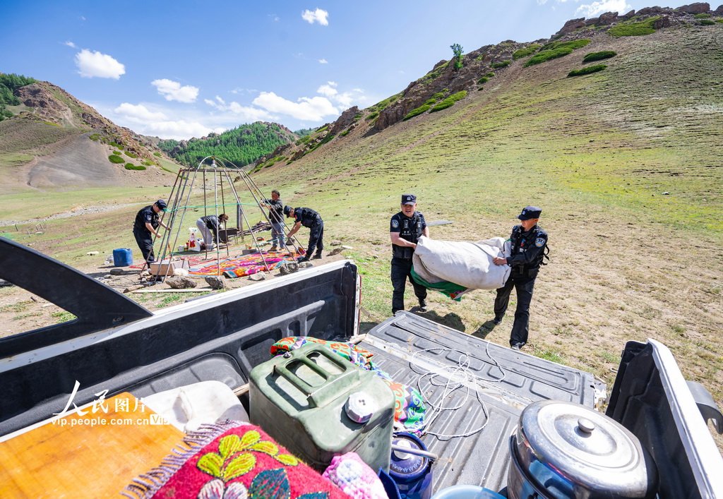 2025年6月13日，民警帮助牧民转运行李。