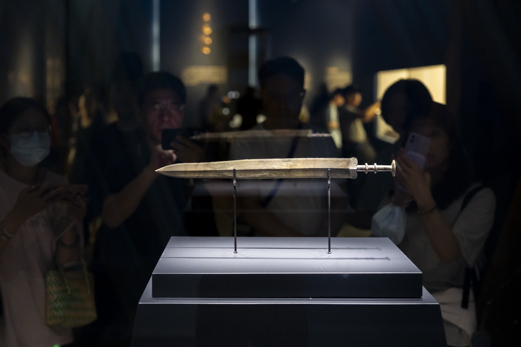 6月15日，在上海市閔行區博物館，觀眾參觀“越王者旨於賜”劍。