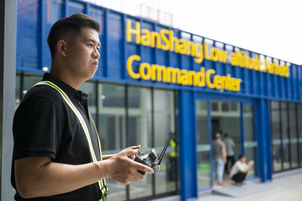 6月16日，在汉商低空港停机坪，一名工作人员在操控无人机起飞。