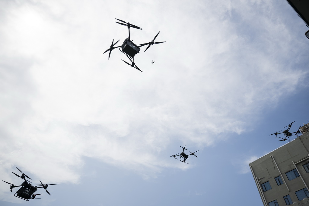 6月16日,几架无人机从汉商低空港停机坪起飞。