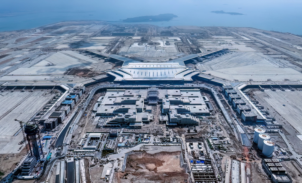 6月9日拍摄的厦门翔安国际机场工程建设现场(无人机照片)。