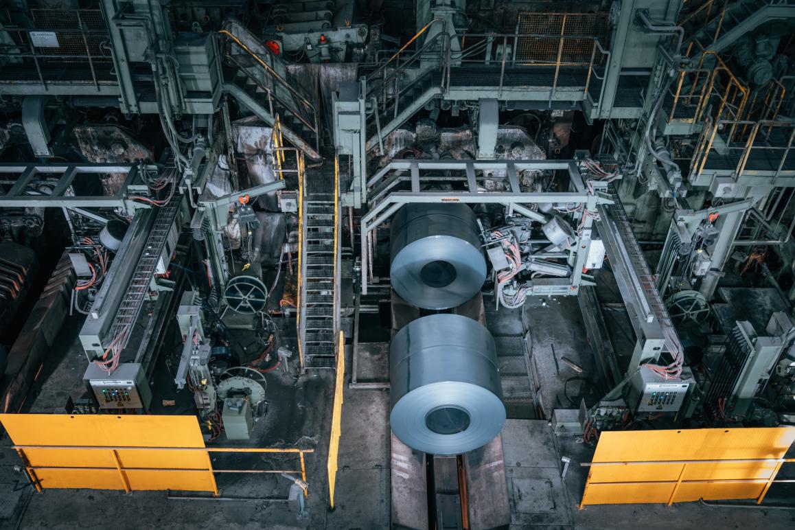 經過一道道軋制，厚重的鋼板逐漸延展軋成鋼卷。邱活攝