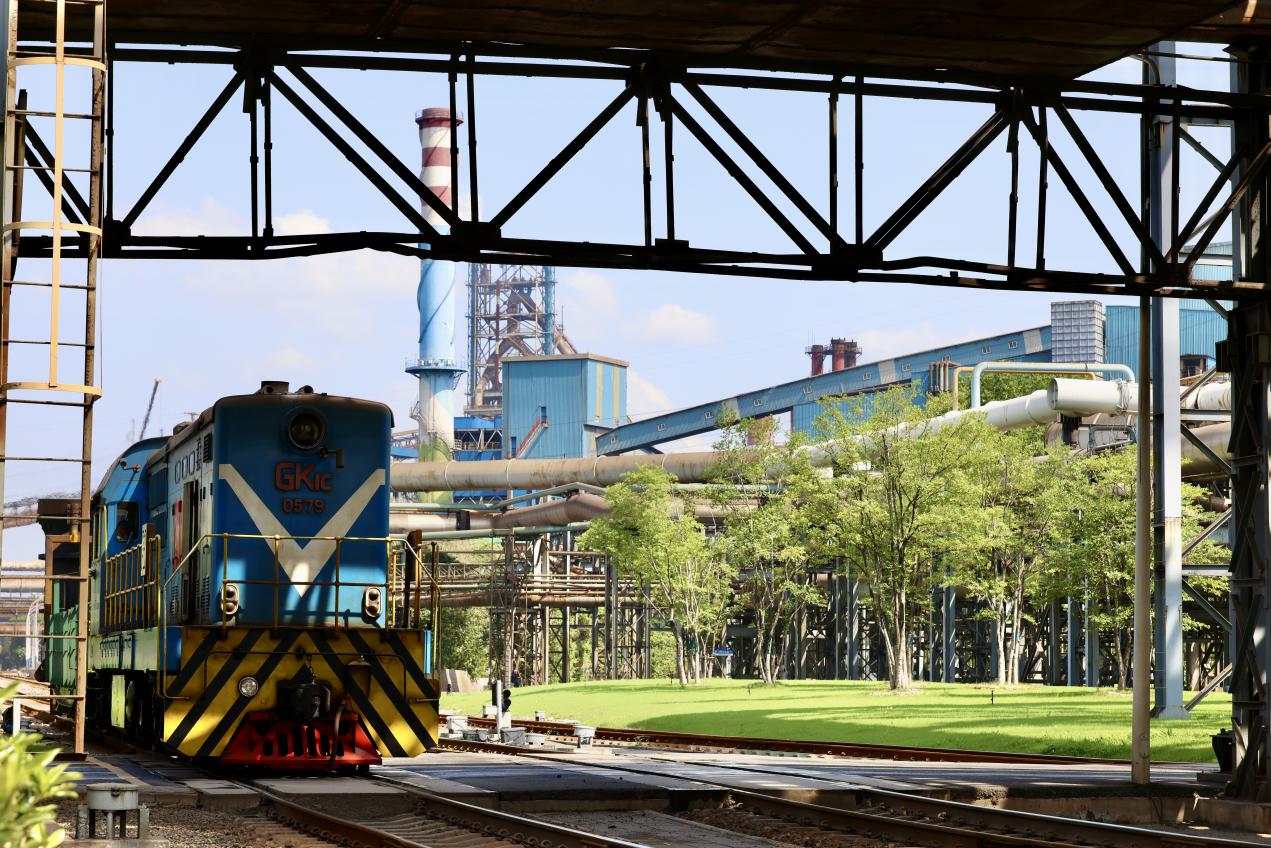 廠區內運送鐵水的火車。蔣雨師攝
