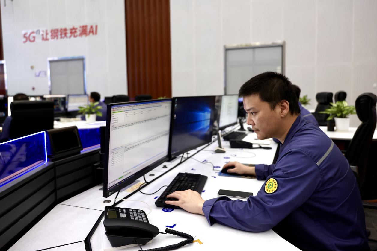 5G管控中心的工程師正在分析生產情況。蔣雨師攝