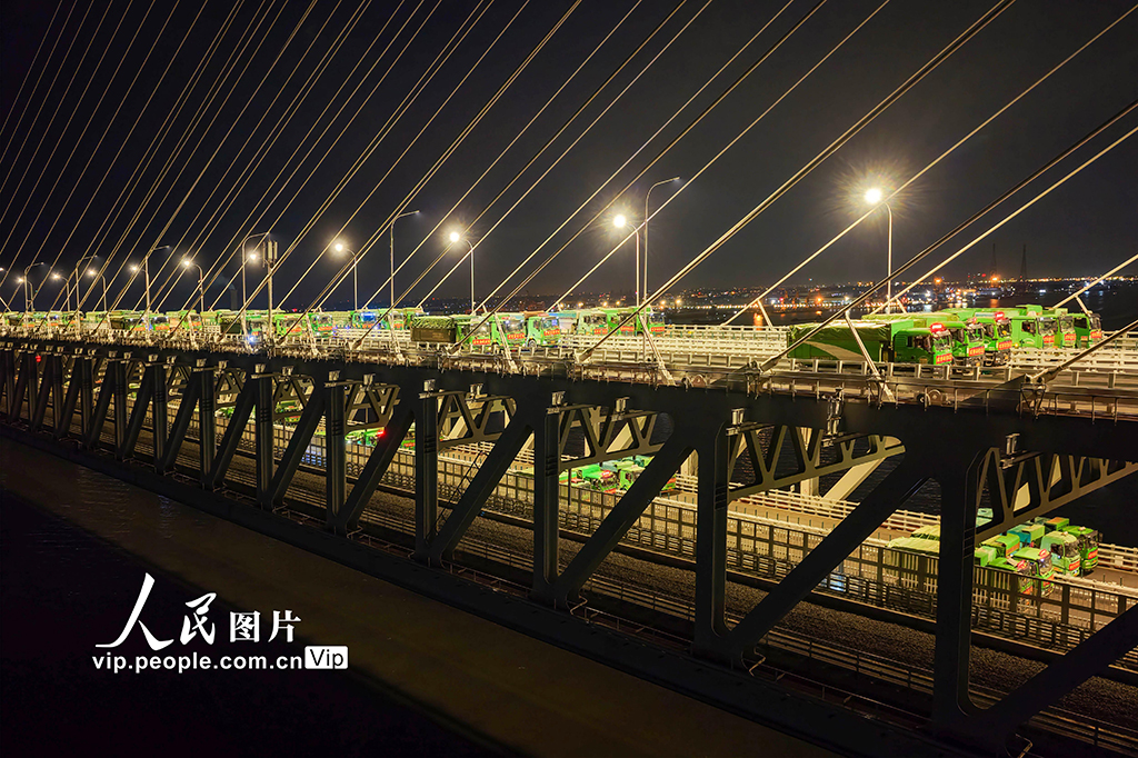 江蘇泰州:常泰長江大橋開展主跨斜拉橋荷載試驗【5】