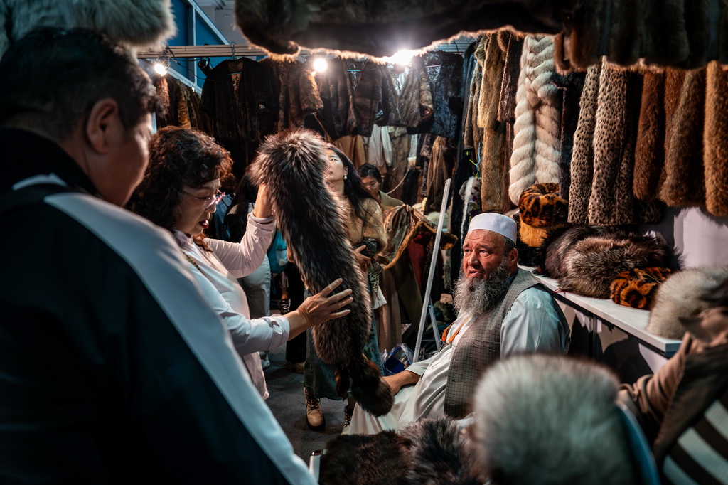 6月24日，观众在第9届中国—南亚博览会阿富汗展区选购特色商品。新华社记者 胡超 摄