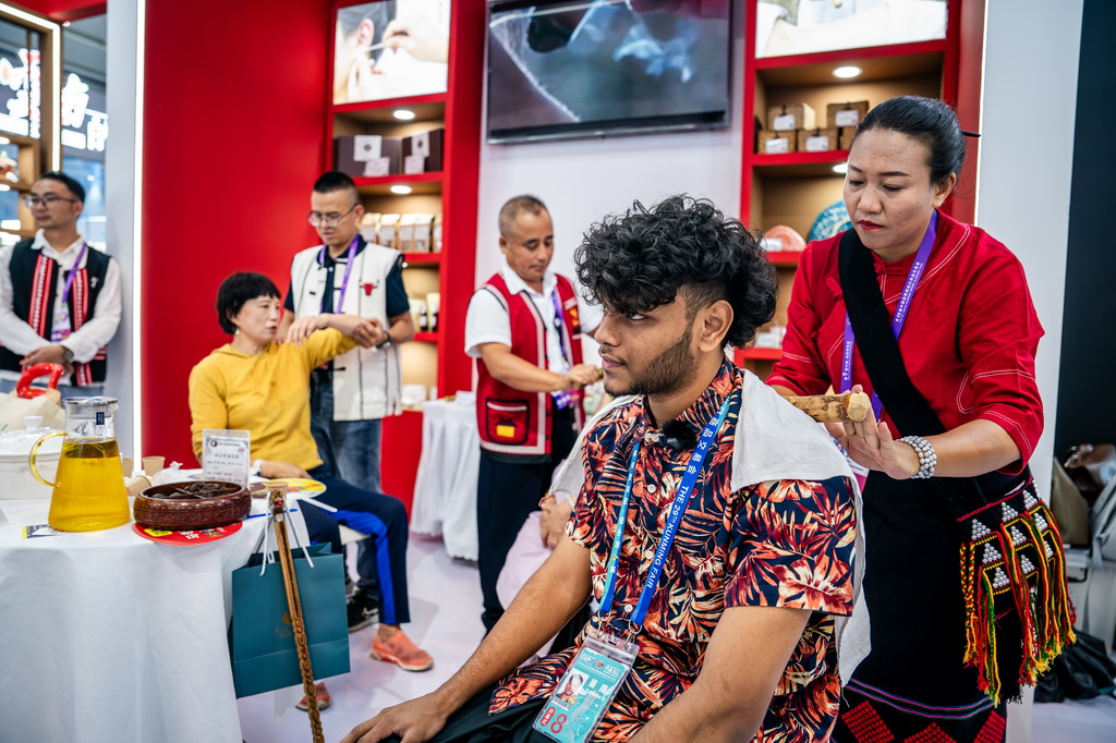 斯里兰卡展商夏马修在第9届中国—南亚博览会上体验中医诊疗（6月23日摄）。新华社记者 胡超 摄
