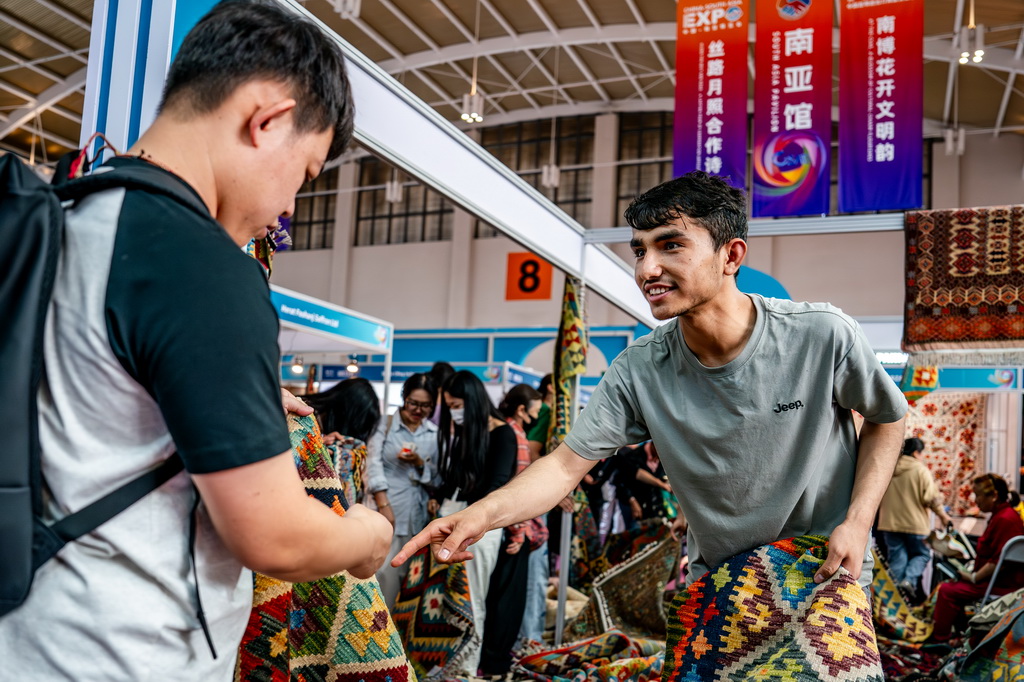 6月24日，第9届中国—南亚博览会阿富汗展区展商在推介特色商品。新华社记者 胡超 摄