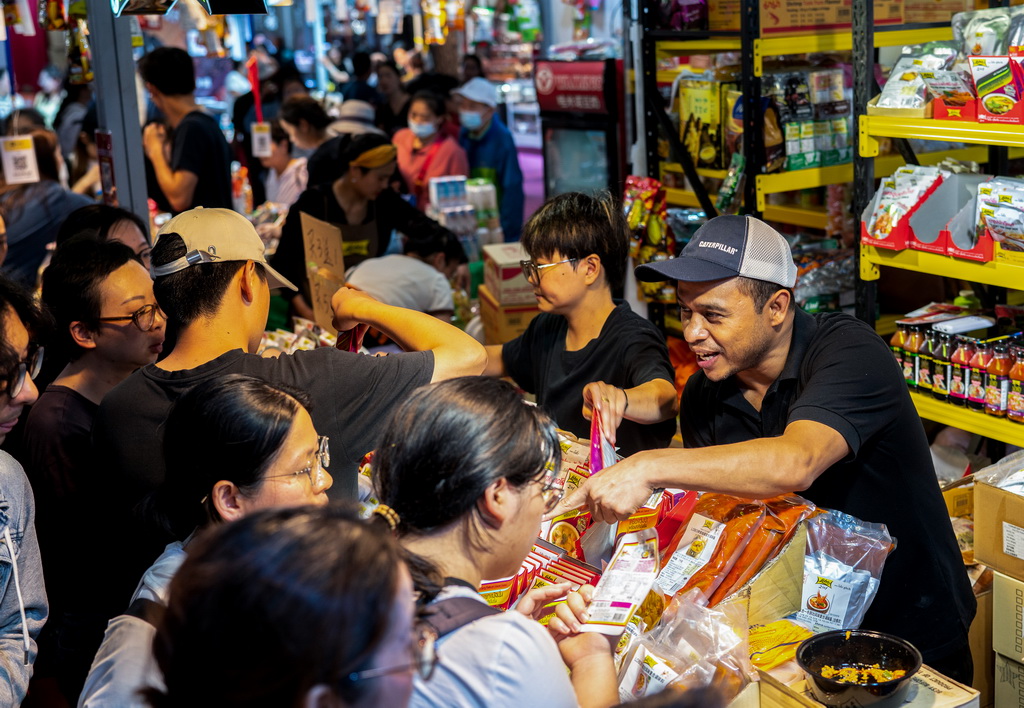 6月24日，参展商在第9届中国—南亚博览会上推介泰国调味品。新华社记者 高咏薇 摄