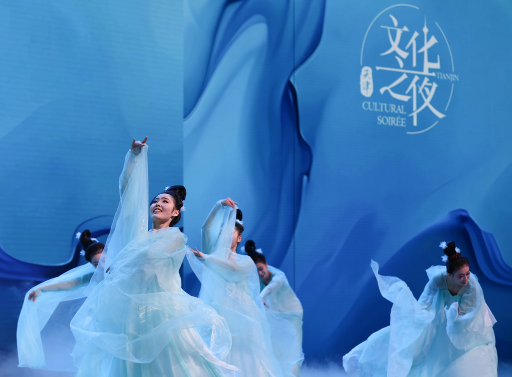 6月25日，演員在第十六屆夏季達沃斯論壇文化之夜上表演。新華社記者 孫凡越 攝