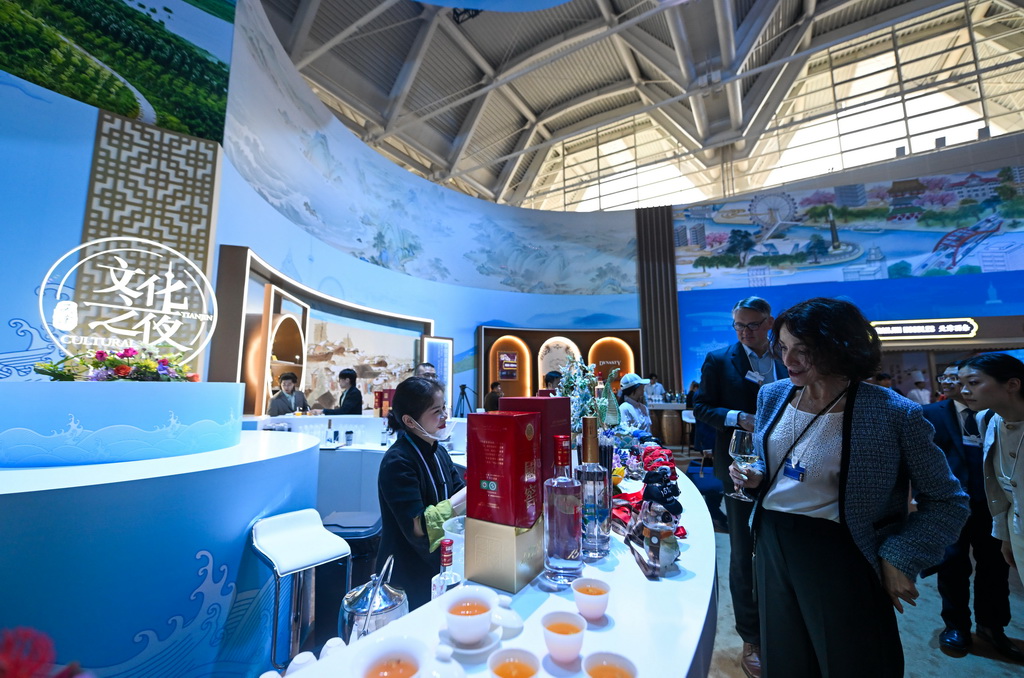 6月25日，嘉賓在第十六屆夏季達沃斯論壇文化之夜現場了解中國釀酒技藝。新華社記者 趙子碩 攝